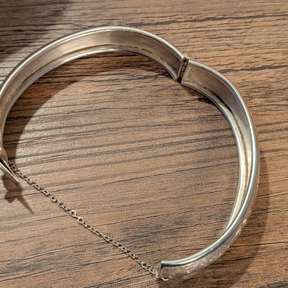 Vintage 1955, Chester JS Sterling Silver Hinged Cuff Bangle - Picture 3 of 6